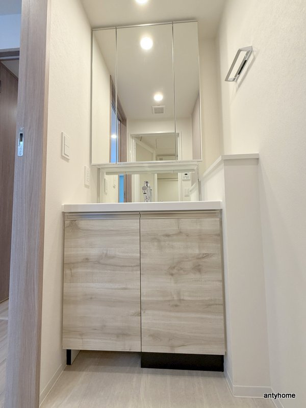 コンフォリア・リヴ本町WEST Ｑ　仲介手数料無料の洗面所