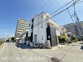 【前面道路含む現地写真】 | 伊丹市北河原３丁目中古戸建 | 西側前面道路は幅員約8.9ｍで広々開放的です♪※居住中の為、内覧はご希望日を事前にお知らせください。