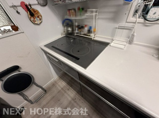 【キッチン】 | 伊丹市北河原３丁目中古戸建 | キッチンはIHクッキングヒーターです♪安心・安全にお料理が楽しめます♪※居住中の為、内覧はご希望日を事前にお知らせください。