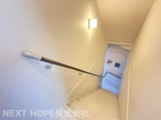 【内装】 | 伊丹市北河原３丁目中古戸建 | 階段部分です♪手すり付きでお子様も安心・安全に昇り降りができます！！※居住中の為、内覧はご希望日を事前にお知らせください。