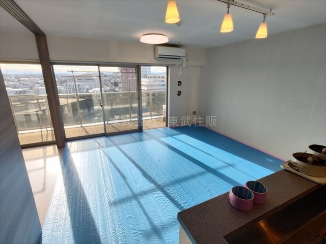 【居間・リビング】 | ライオンズ上福岡ステーションレジデンス | こちらの12.3帖のリビングで趣味の時間をお楽しみください