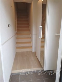 安芸高田市吉田町常友のアパートの玄関|ミラー付き大型シューズボックス