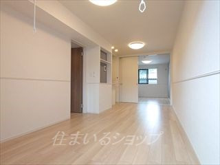 安芸高田市吉田町常友のアパートの居間・リビング