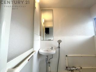 浴室内に洗面台があります☆