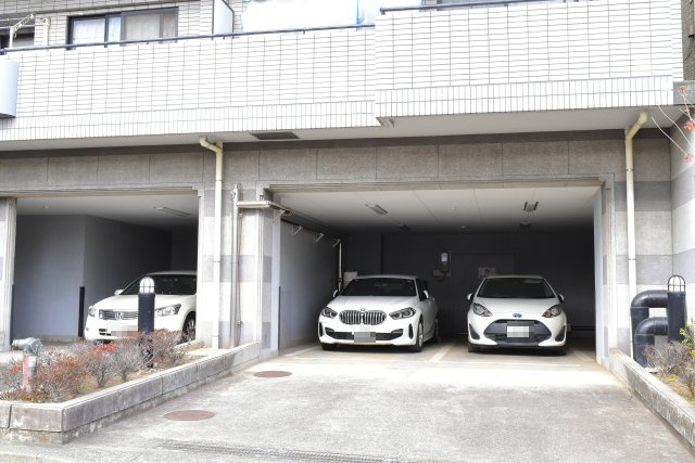 府中市緑町３丁目の中古マンションの駐車場