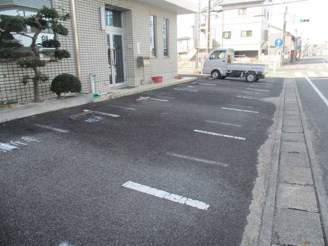 陣中町2丁目貸事務所の駐車場