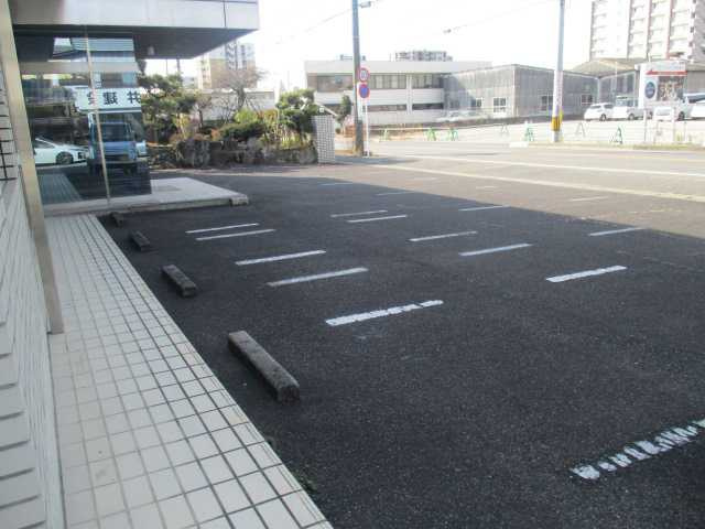陣中町2丁目貸事務所の駐車場