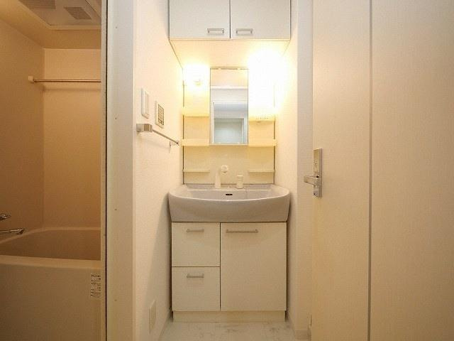 BRAVI新大阪の洗面所