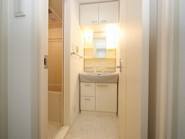 BRAVI新大阪の洗面所