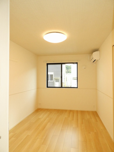 広島市安佐北区三入２丁目のアパートの寝室