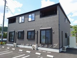 広島市安佐北区三入２丁目のアパートの外観|サンルーム側の外観です