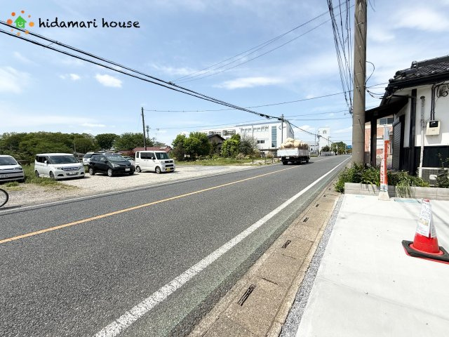 上尾市中分4期　新築戸建　LIGARE01の前面道路含む現地写真