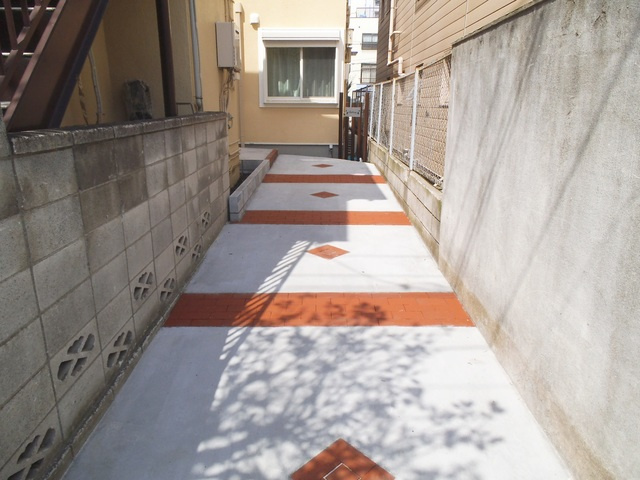 ルーベラのエントランス|公道から少し奥まって建っています♪