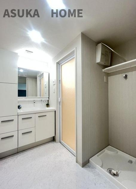 弘明寺パークハイツの脱衣所|ゆったりスペースの脱衣所と横に洗濯機スペースもあります。