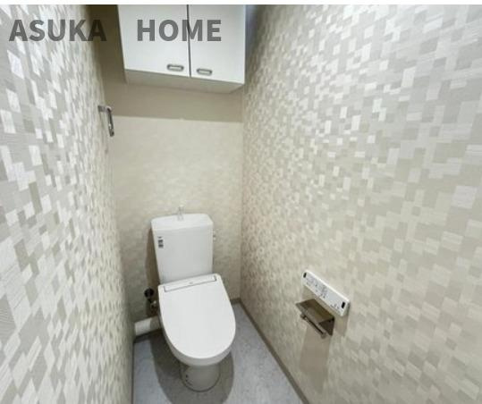 弘明寺パークハイツのトイレ|吊戸棚があるのでトイレ周りの小物もしまえるので、スッキリしたトイレスペースを維持できそうですね。