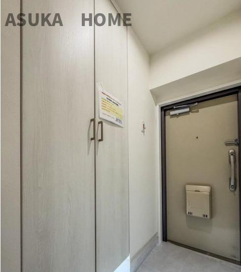 弘明寺パークハイツの玄関|玄関横には、たっぷり収納の大型シューズボックスも嬉しいです♪