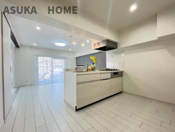 弘明寺パークハイツの居間・リビング|みんなが集い食事と楽しい会話が始まるスペースです。