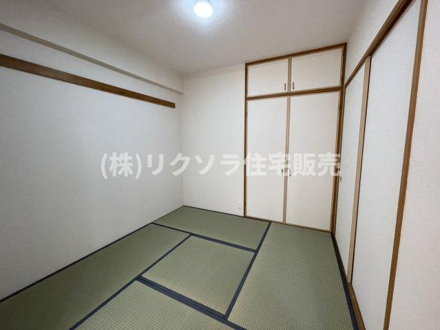 イトーピア香里園ヴァルコートの和室|和室4.5帖
■物件内覧・資金計画相談・住宅ローン相談、リフォーム相談、お問合せ受付中■
※当日・翌日のご内覧、ご相談はお電話でのお問合せがスムーズです！