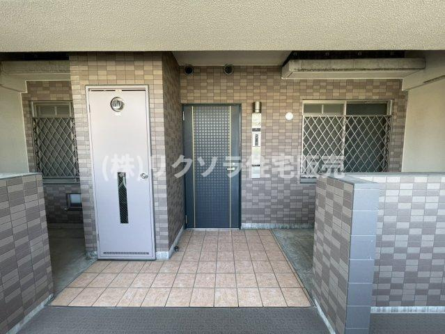 イトーピア香里園ヴァルコートの玄関|ポーチ付き
■物件内覧・資金計画相談・住宅ローン相談、リフォーム相談、お問合せ受付中■
※当日・翌日のご内覧、ご相談はお電話でのお問合せがスムーズです！