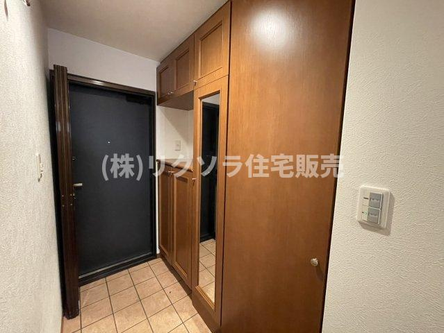 イトーピア香里園ヴァルコートの収納|姿見付きシューズボックス
■物件内覧・資金計画相談・住宅ローン相談、リフォーム相談、お問合せ受付中■
※当日・翌日のご内覧、ご相談はお電話でのお問合せがスムーズです！
