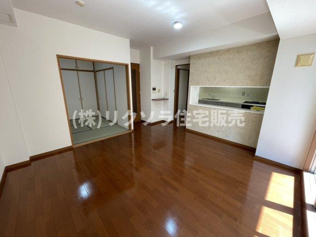 イトーピア香里園ヴァルコートの居間・リビング|LDK13.5帖　床暖房付き
■物件内覧・資金計画相談・住宅ローン相談、リフォーム相談、お問合せ受付中■
※当日・翌日のご内覧、ご相談はお電話でのお問合せがスムーズです！