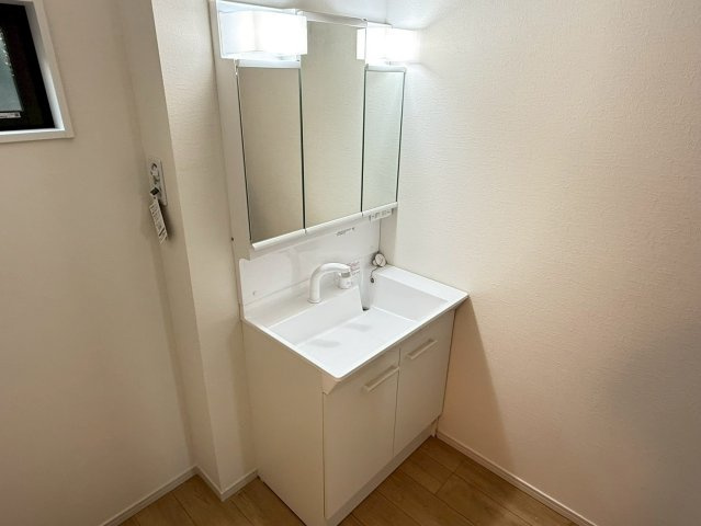 川越市むさし野2期　新築一戸建て　2号棟の独立洗面台|独立洗面台、小物を置くことができて便利です