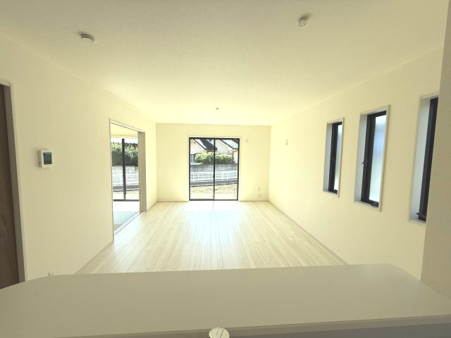 リーブルガーデンＳ前橋市上増田町第3　１号棟の居間・リビング|カウンターキッチンなのでお料理をしながら会話もできます。
夕食の支度をしながら、お子様の様子も見られて自然と会話も増えますよ♪