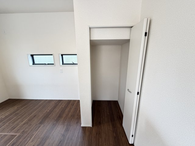 リーブルガーデンＳ前橋市上増田町第3　１号棟の収納|リビングに収納があります。日用品の収納にいかがでしょうか。