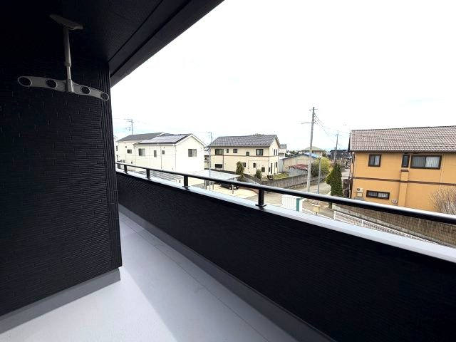 リーブルガーデンＳ前橋市上増田町第3　１号棟のバルコニー|奥行きのあるワイドバルコニーです。洗濯物も沢山干せて便利です！南面バルコニーは、室内にも暖かな陽光を取り入れることができます☆