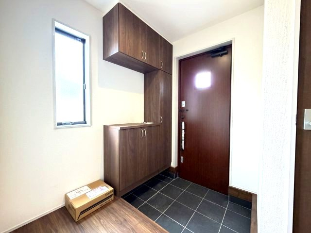 リーブルガーデンＳ前橋市上増田町第3　１号棟の玄関|玄関がすっきり片付くシューズインクローク完備！
趣味の道具の収納にお役立ち！可動棚付きなので使い勝手がよいですよ！