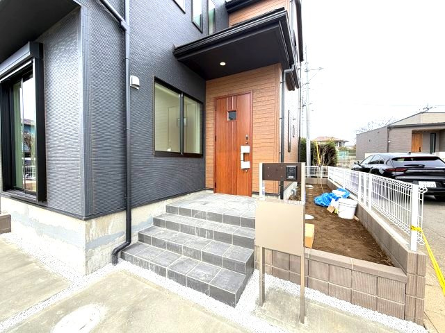 リーブルガーデンＳ前橋市上増田町第3　１号棟の玄関|玄関前も広々しています！
玄関スペースも広いので三輪車なども置けます♪