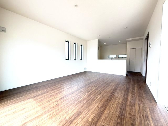 リーブルガーデンＳ前橋市上増田町第3　１号棟の居間・リビング|陽当たり良好な16.5帖リビングです☆
人気の対面式キッチンを配した空間はお好みの家具も合わせやすく、家族がくつろぐ快適な空間造りをサポート。窓からは明るい陽光が差し込みます。