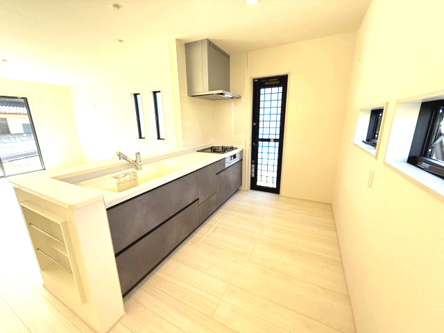 リーブルガーデンＳ前橋市上増田町第3　１号棟のキッチン|人気のカウンターキッチン採用です☆便利な勝手口つきです！
コンロも３口ご用意しています！調理スペースも広くストレスなくお料理できます。
浄水器つきなので美味しいお水も飲めますよ♪