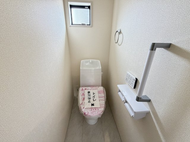 リーブルガーデンＳ前橋市上増田町第3　１号棟のトイレ|1階トイレです。清潔感のある白を基調としています。
温水洗浄・便座暖房機能の付いた快適なトイレです☆