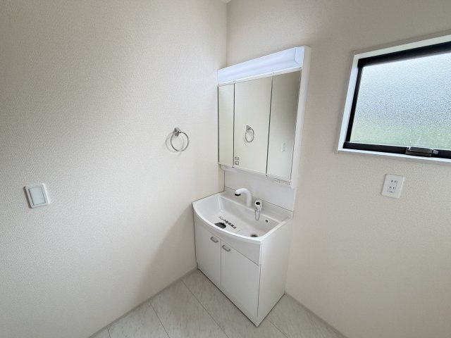 リーブルガーデンＳ前橋市上増田町第3　１号棟の独立洗面台|シャワー水栓付き洗面台で朝の身支度もバッチリです！
洗面台には収納スペースもあり洗面室もすっきり片付きますよ！