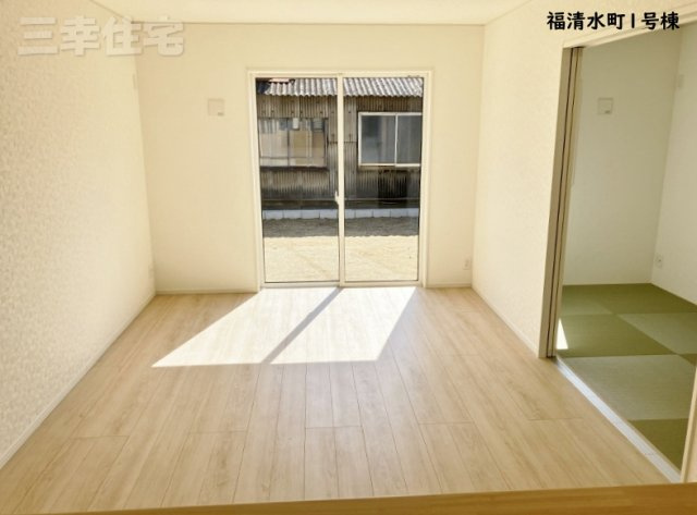 碧南市福清水町の居間・リビング|暖かな日差しが差し込むリビング。4帖の洋風和室と続き間になります♪