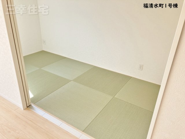 碧南市福清水町の和室|洋風和室4帖。ゴロンと横になるのも良し、お子さんのおもちゃ置き場にしても良し、あると便利な洋風和室