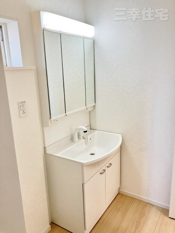 碧南市福清水町の洗面所|嬉しい３面鏡ついつい長居してしまいそう。もちろんシャワー水栓です♪