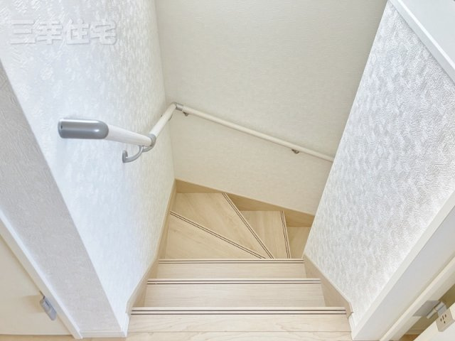 碧南市福清水町の設備|手すりのある階段　手すりがあるから安心ね　