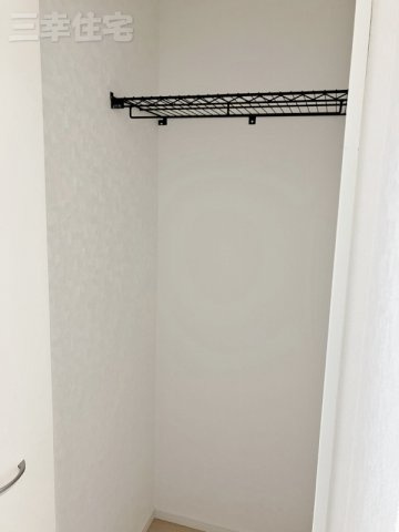 碧南市福清水町の収納|２階の収納。上部にラックが付いているからデッドスペースを上手に活用