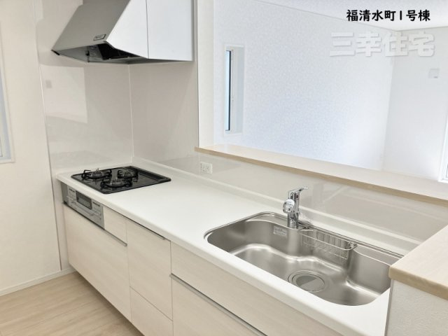 碧南市福清水町のキッチン|キッチンから暖かな陽が差しこむリビングに向かってご家族の笑顔を見ながらお料理できる対面キッチンです♪浄水器も付いています