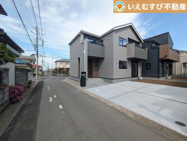 Livele Garden.S　深谷上野台第23の前面道路含む現地写真|充分な広さの4ｍ前面道路
間口が広くお車の出し入れも問題なく行えるスペースが確保されています♪