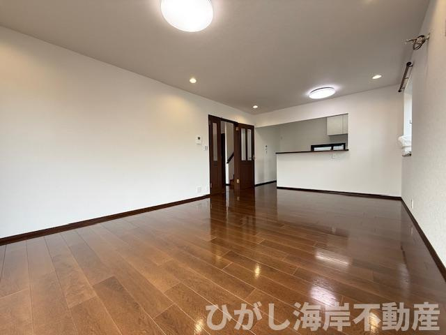 平塚市東真土３丁目　中古戸建の居間・リビング|新規リフォーム完了！　18帖　LDK