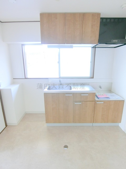 ハイツ徳司のキッチン|ガスコンロ設置可能キッチンと冷蔵庫置き場