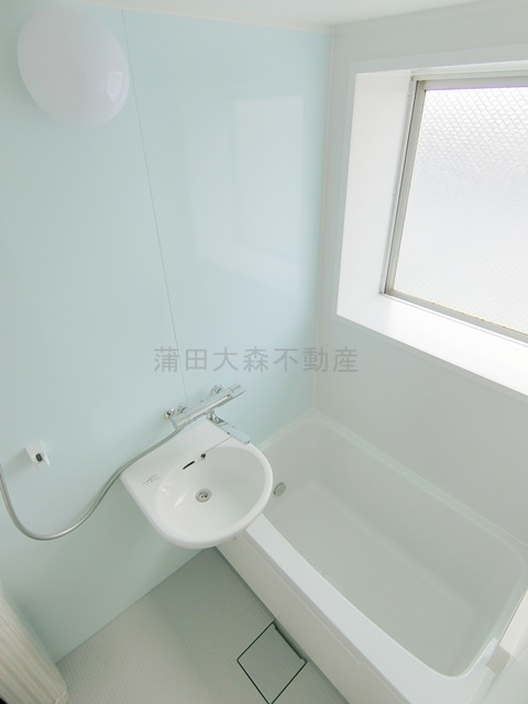 ハイツ徳司の浴室|大きな窓と追い焚き機能付きバスルーム　お風呂