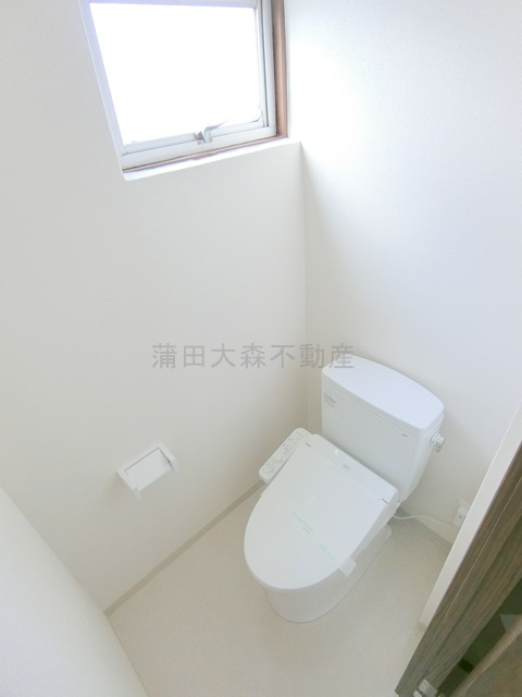 ハイツ徳司のトイレ|窓と温水洗浄便座付きトイレ　温水洗浄便座