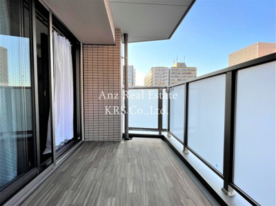 【バルコニー】 | ラクラス江戸堀 | 木目調の床がオシャレなバルコニー♪