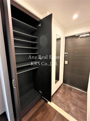 【玄関】 | ラクラス江戸堀 | 玄関には収納力に優れた天井高シューズボックスあり！