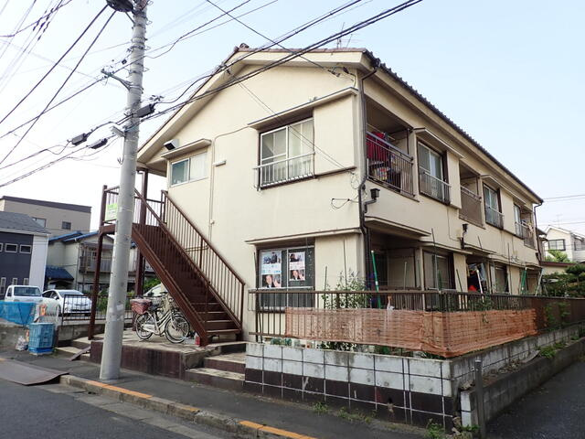木造２階建。南向き