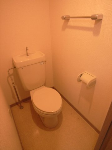 ダイナコートヒルズ折尾　1階のトイレ|別号室のものです。現状優先になります。